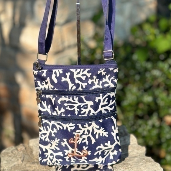 Blue and white monogrammed bag. Initial “L”. - Picture 2 of 15